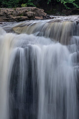 Obraz premium USA, West Virginia, Blackwater Falls State Park. Blackwater Falls cascades.