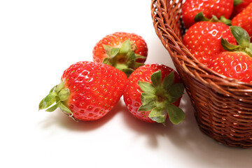 白バックの籠にいれたイチゴ