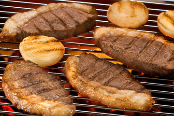 Churrasco na brasa assando carne com cebola