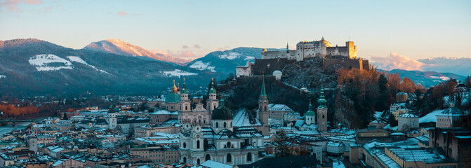 Altstadt von Salzburg zu Sonnenuntergang im Winter