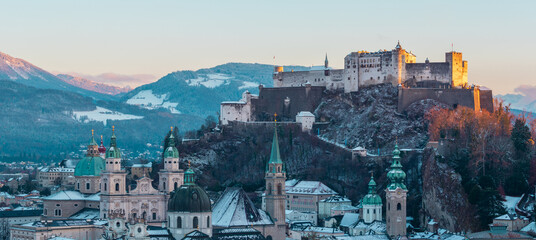 Altstadt von Salzburg zu Sonnenuntergang im Winter