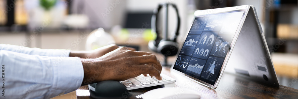 Aufkleber african businessman using analytics data kpi dashboard