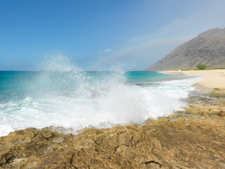 虹が架かった南の島のビーチ　ハワイ