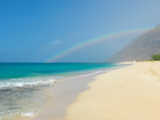 虹が架かった南の島のビーチ　ハワイ
