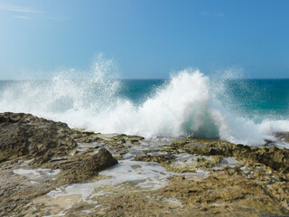 磯に砕かれる波の波しぶき
