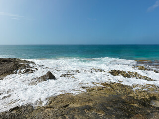 磯に砕かれる波の波しぶき