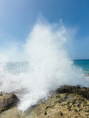 Fototapeta na wymiar 磯に砕かれる波の波しぶき