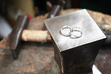 貴金属の加工場にある手作りペアリング