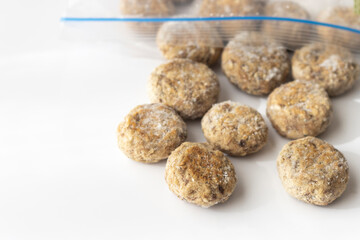 冷凍保存した魚のミニハンバーグ