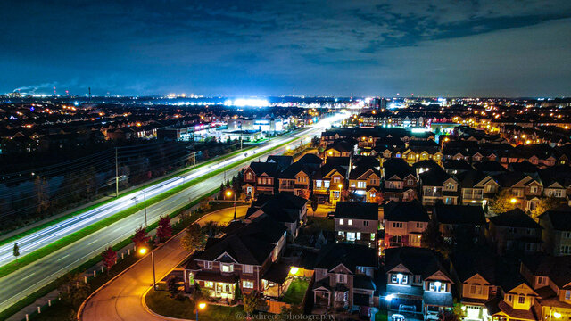 Fototapeta cars driving down city streets at night in Milton Ontario