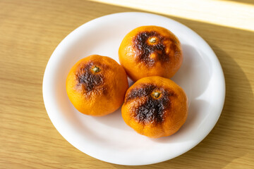 テーブルに置いた焼きみかん