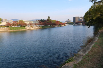 Obraz premium A view of Hiroshima, Heiwakinen-kouen Peace Memorial Park 案dMotoyasu-gawa River in autumn in Hiroshima City in Japan 日本の広島市平和記念公園と元安川の秋の眺め