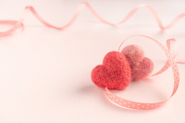 ふたつのハートとリボンのピンクの背景　バレンタイン　結婚　母の日