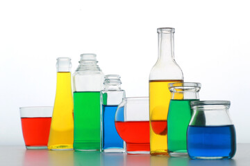 色の付いた水が入った瓶やコップ