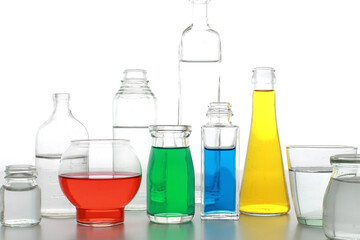 色の付いた水が入った瓶やコップ