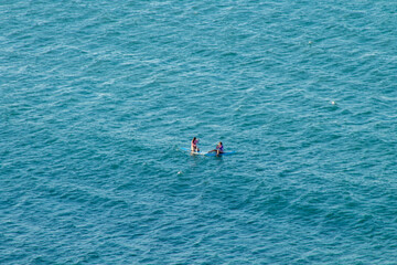 Pessoas nadando no mar
