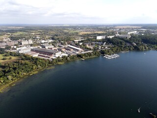Fototapeta premium Neubrandenburg, Tollensesee mit Stadt