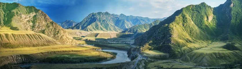 Fototapeten Khaki Gebirgstal im kontrastierenden Abendlicht, großes Panorama, Altai  © Valerii