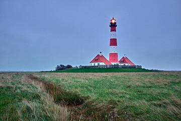 Der Leuchtturm Westerheversand auf der Halbinsel Eiderstedt in Westerhever.