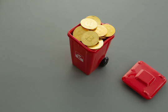 비트코인 폭락, 가치 하락으로 폐기되어 쓰레기통에 버려짐