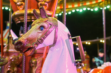 Fototapeta na wymiar manège carrousel cheval de bois nuit
