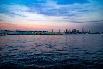 工場が見える海の夕焼け