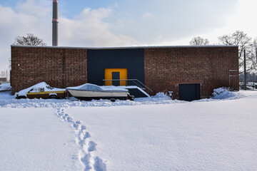 Halle mit Schnee, Boot und Auto