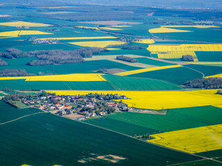 vue aérienne de champs de colza à Cravent dans les Yvelines en France
