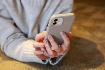 スマートフォンを見る女性