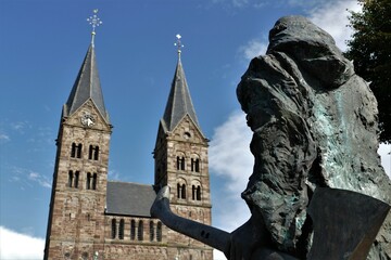 Domtürme und Rückansicht Bonifatius-Denkmal am Domplatz in Fritzlar
