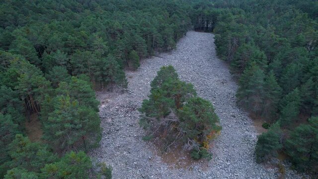Aerial view of the R&iacute;o de Piedra Borrocal de la Majada de las Vacas in the surroundings of the town of Orihuela del Tremedal in the Sierra de Albarrac&iacute;n region, province of Teruel, autonomous communit