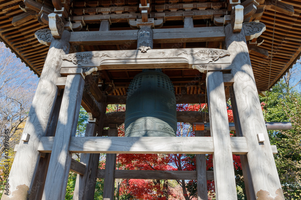 Wall mural 鐘楼、紅葉を背景にお寺の鐘