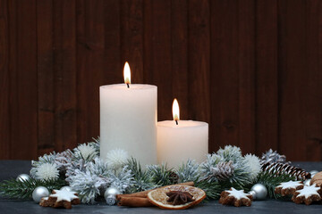 Weihmachtshintergrund: Weisse Kerzen mit Weihnachtsschmuck .