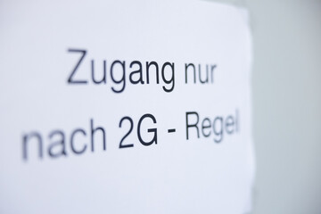 Fototapeta premium Symbolbild Corona-Virus, Zugang nur mit 2G