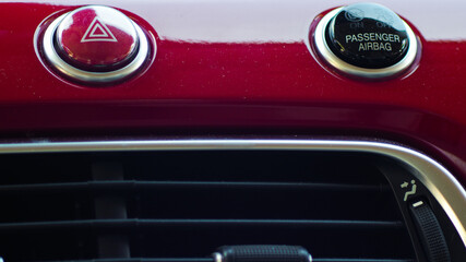 Intérieur d'une voiture, tout de rouge et de noir