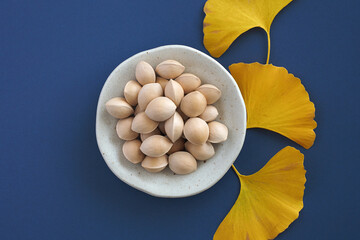 銀杏背景｜ぎんなん｜イチョウ｜コピースペース