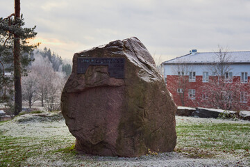 Monument near the church in Finnish Kerava town to the veterans of the 1939-1945 War. Translation of the inscription in Finnish: «Memorial stone to veterans 1939 1940 1941 1942 1943 1944 1945». - obrazy, fototapety, plakaty