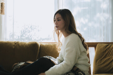 Fototapeta premium ソファの上で考える女性