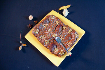 gâteau au chocolat sur une assiette jaune 