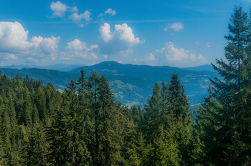Bergige Landschaft in Österreich.  Blick von einem hochgelegenen Punkt auf  eine Gebirgskette. Sonniger Herbsttag