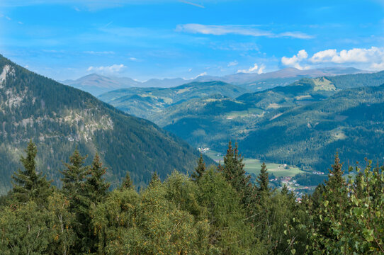 Bergige Landschaft in Österreich. Blick von einem hochgelegenen Punkt auf eine Gebirgskette. Sonniger Herbsttag © lucky photographer