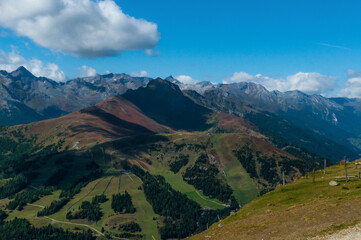 Bergige Landschaft in Österreich.  Blick von einem hochgelegenen Punkt auf  eine Gebirgskette. Sonniger Herbsttag