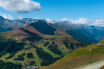 Bergige Landschaft in Österreich.  Blick von einem hochgelegenen Punkt auf  eine Gebirgskette. Sonniger Herbsttag