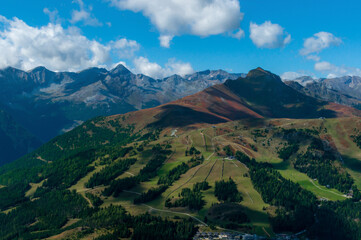 Bergige Landschaft in Österreich.  Blick von einem hochgelegenen Punkt auf  eine Gebirgskette. Sonniger Herbsttag