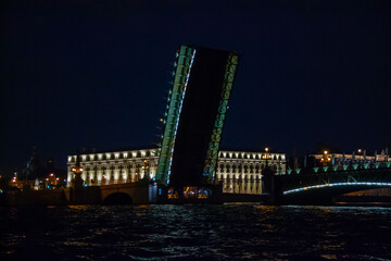 Fototapeta na wymiar Raising bridges across the Neva River at night