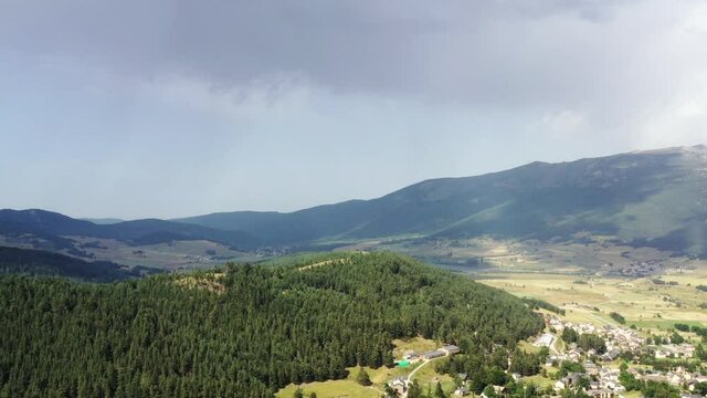 survol d'un lac de montagne et des forets dans les Pyr&eacute;n&eacute;es-Orientales, sud de la France, parc naturel des Bouillouses	