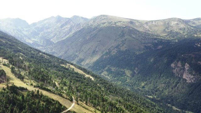 survol d'un lac de montagne et des forets dans les Pyr&eacute;n&eacute;es-Orientales, sud de la France, parc naturel des Bouillouses	