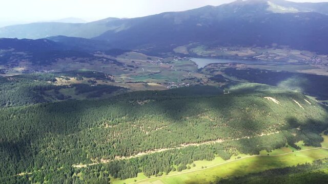 survol d'un lac de montagne et des forets dans les Pyr&eacute;n&eacute;es-Orientales, sud de la France, parc naturel des Bouillouses	