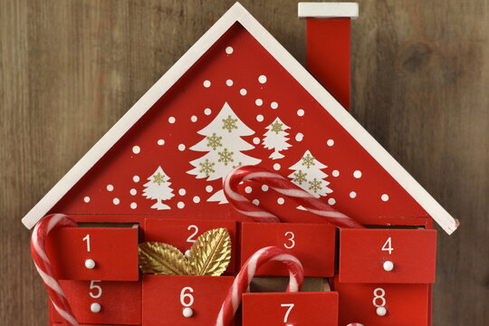 toit du calendrier de l'avent avec sucre d'orge et feuille dor&eacute;e
