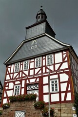 Historisches Fachwerk-Rathaus mit dunklem Himmel in Kirtorf / Vogelsbergkreis